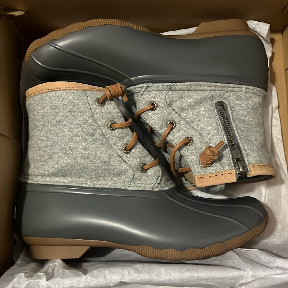 New women’s sperry boots size 7.5